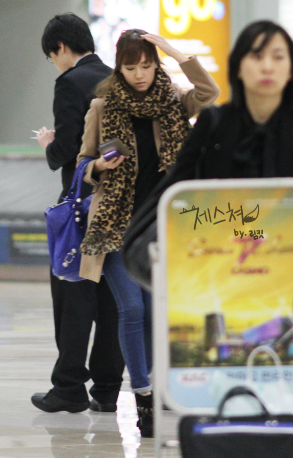 [Pic] Jess in airport 134BA6354D6479B11107D1