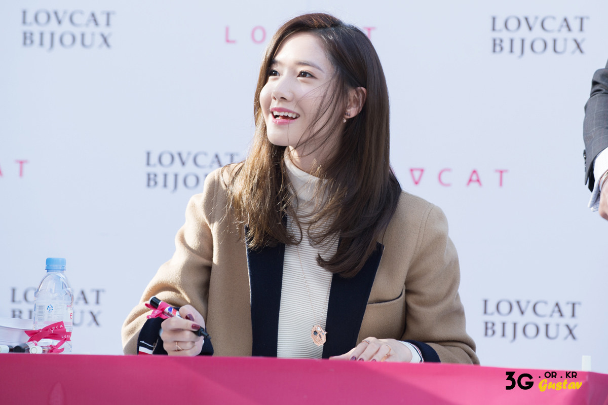 [PIC][24-10-2015]YoonA tham dự buổi fansign cho thương hiệu "LOVCAT" vào chiều nay - Page 3 211EB336562CDCD50FFB36
