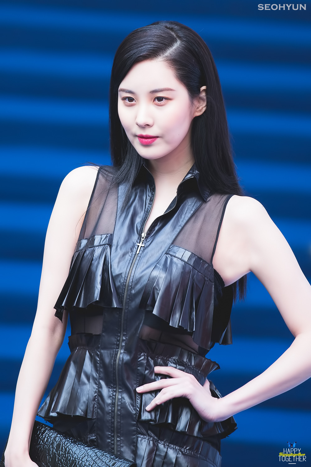 [PIC][28-03-2017]SeoHyun tham dự sự kiện ra mắt BST Thu - Đông của thương hiệu "RESURRECTION" trong khuôn khổ "2017 S/S HERA Seoul Fashion Week" vào chiều nay   - Page 2 2126224158DA775403C861