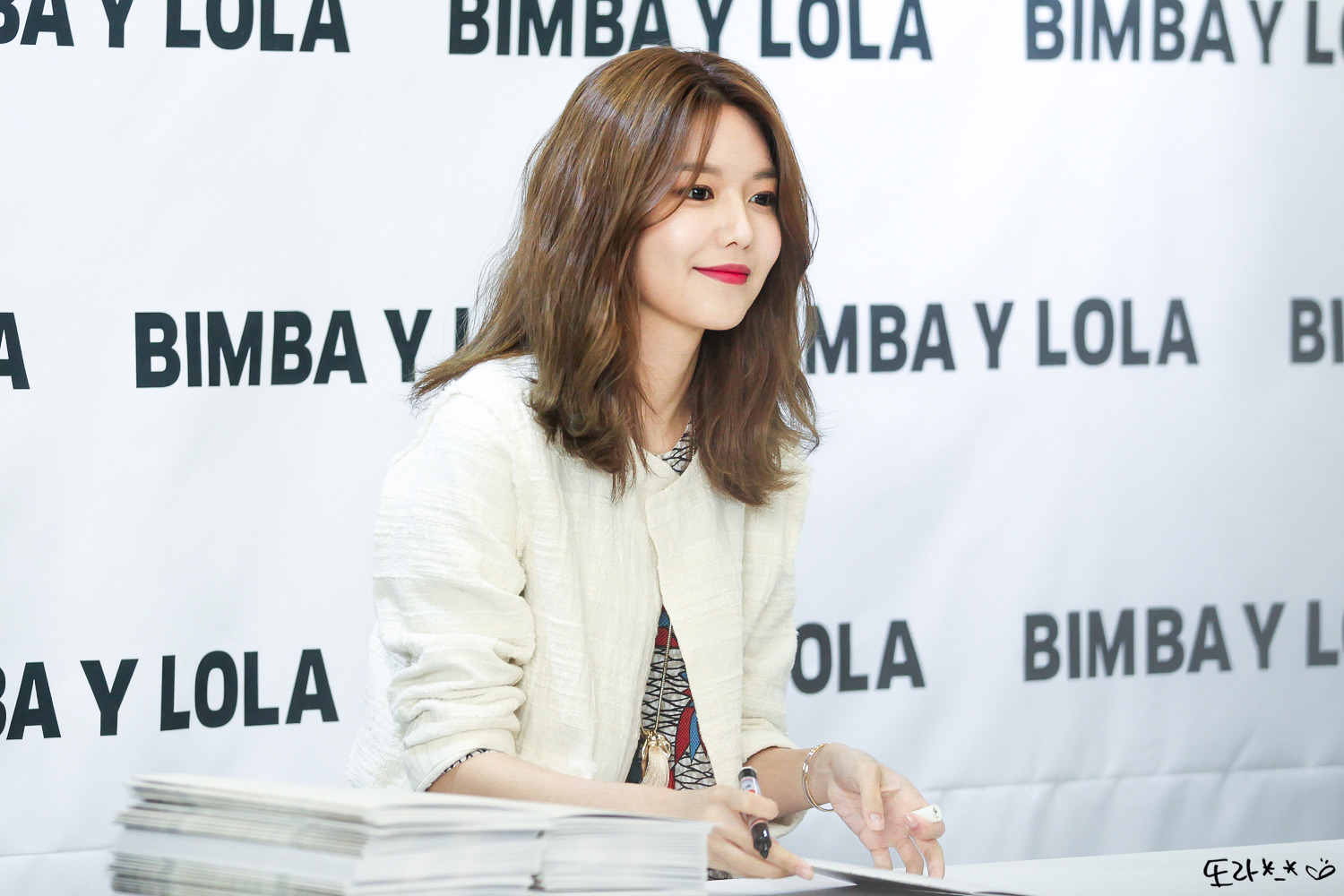 [PIC][10-03-2017]SooYoung tham dự buổi Fansign cho dòng thời trang "BIMBA Y LOLA" tại Lotte Department Store vào chiều nay - Page 2 21330642590C73E119DDB2
