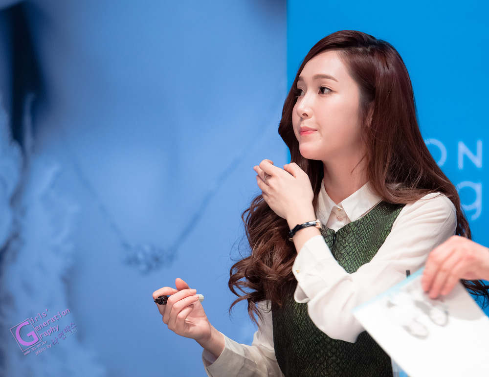 [PIC][01-12-2013]Jessica xuất hiện tại buổi fansign thứ 2 cho thương hiệu "STONEHENgE" vào trưa nay - Page 2 217D1948529DFD782509DE