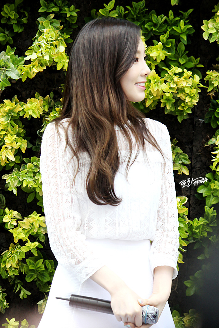 [PIC][23-04-2015]TaeYeon ghé thăm cửa hàng mỹ phẩm "NATURE REPUBLIC" ở Myeongdong vào trưa nay - Page 2 221DC942553F448F0FDCA6