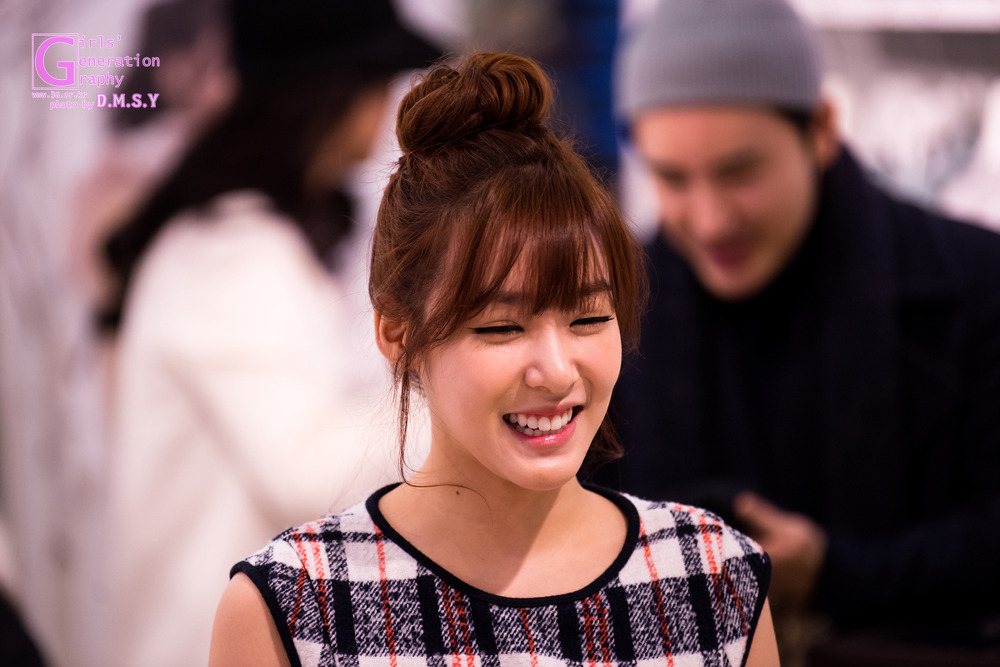 [PIC][28-11-2013]Tiffany ghé thăm cửa hàng "QUA" ở Hyundai Department Store vào trưa nay 2243E736529744DA19A6D8