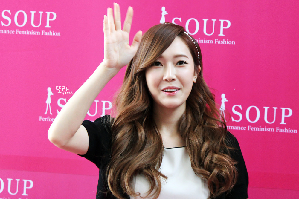 [PIC][04-04-2014]Jessica tham dự buổi fansign cho thương hiệu "SOUP" vào trưa nay 224AB73A533F8F2B105A62