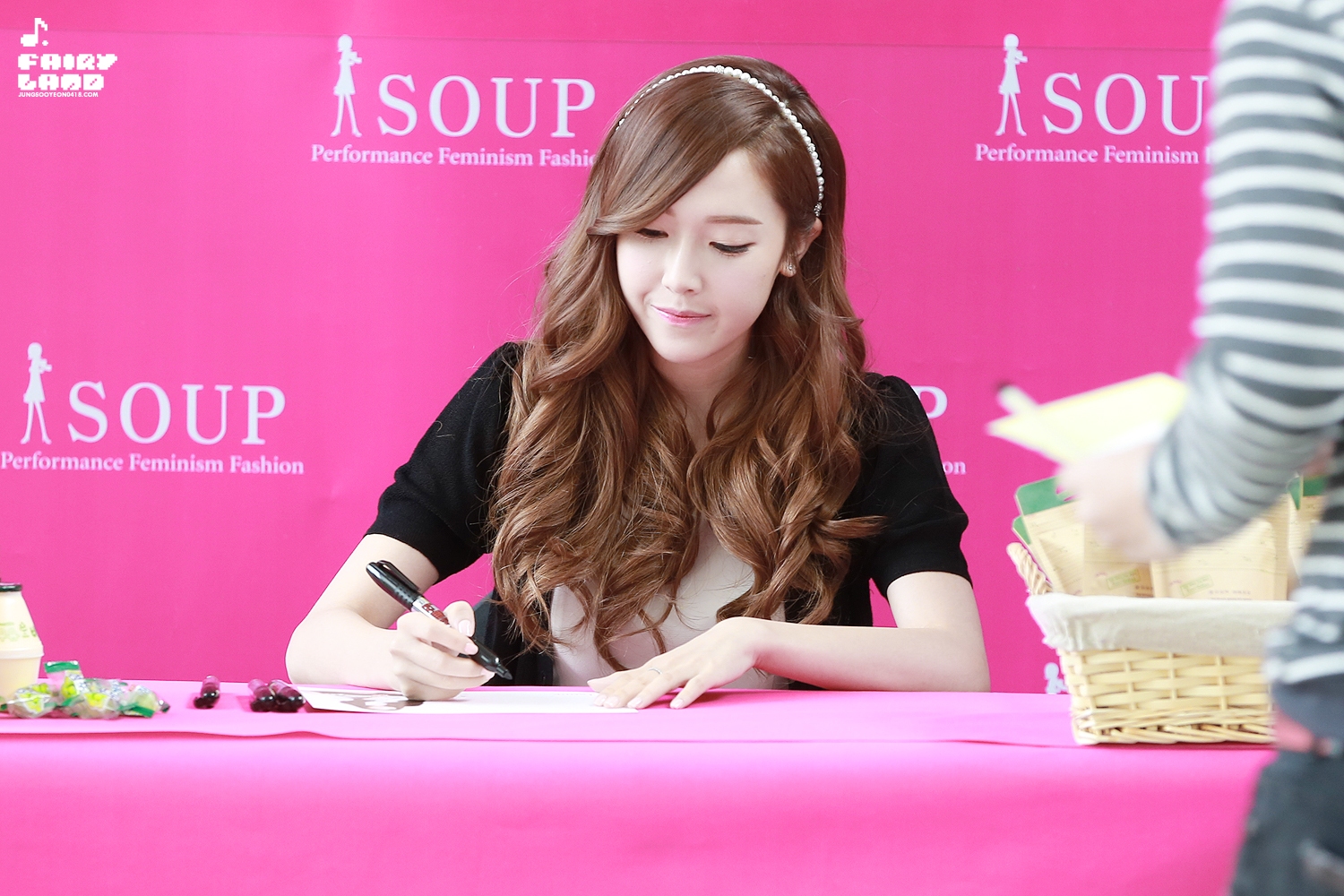 [PIC][04-04-2014]Jessica tham dự buổi fansign cho thương hiệu "SOUP" vào trưa nay - Page 2 2327F5465342B7280EBC58