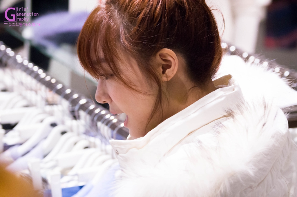 [PIC][28-11-2013]Tiffany ghé thăm cửa hàng "QUA" ở Hyundai Department Store vào trưa nay - Page 2 234BA14552975622109C29