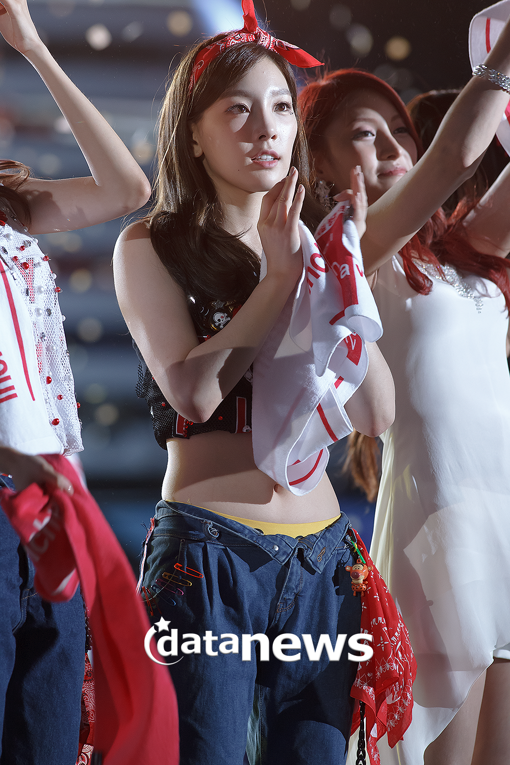 [PIC][01-09-2013]Hình ảnh mới nhất từ "Incheon Korean Music Wave 2013" của SNSD và MC YulTi vào tối nay - Page 2 234F4F4C52238E2615BCCA