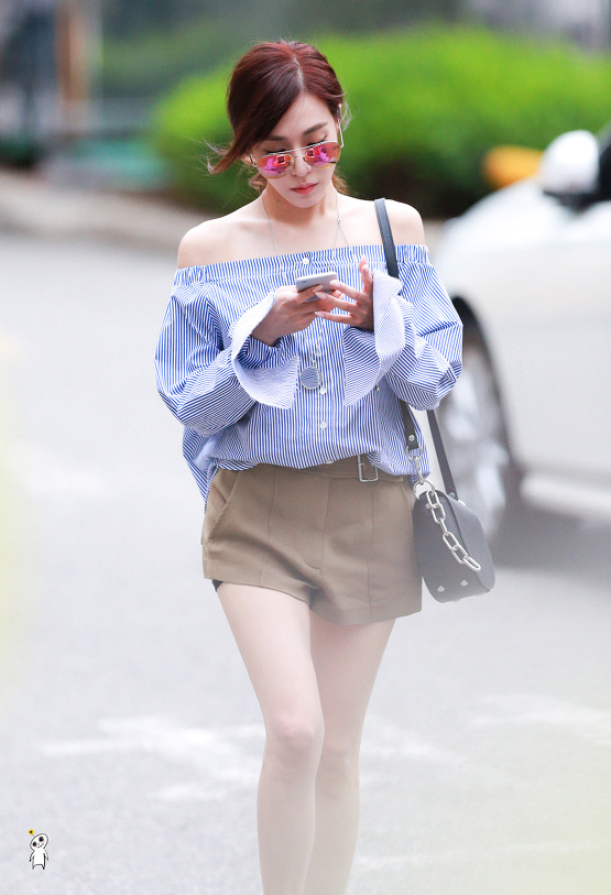 [PIC][01-07-2016]Tiffany xuất hiện tại tòa nhà KBS để quảng bá cho "SHUT UP" 2366FB3A5777851F2F31C4