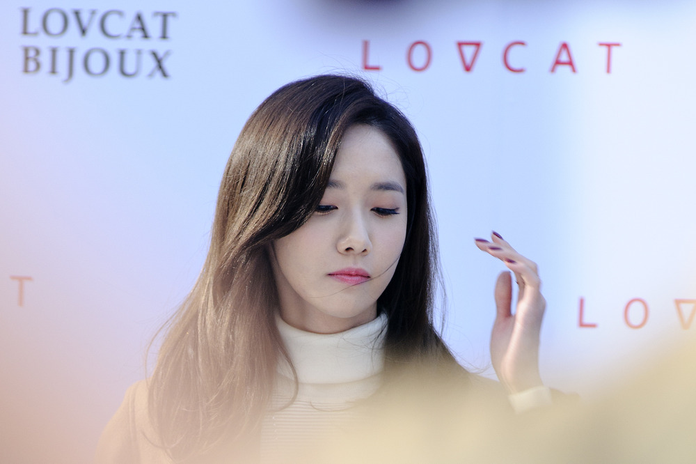 [PIC][24-10-2015]YoonA tham dự buổi fansign cho thương hiệu "LOVCAT" vào chiều nay - Page 4 2409A443562B6FDB38302F