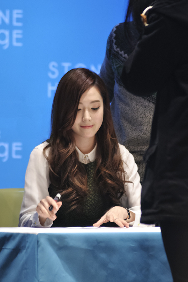 [PIC][01-12-2013]Jessica xuất hiện tại buổi fansign thứ 2 cho thương hiệu "STONEHENgE" vào trưa nay - Page 2 242E5C40529E3B5E2873AA