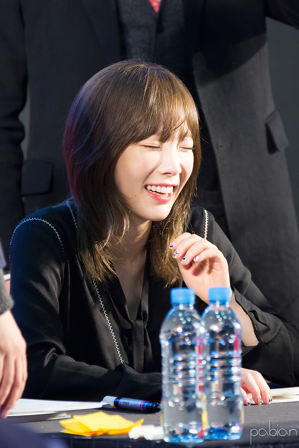 [PIC][18-11-2016]TaeYeon khởi hành đi Busan để tham dự buổi Fansign cho thương hiệu "Sword & Magic" vào hôm nay - Page 3 242ECF4C582ED6011FF682