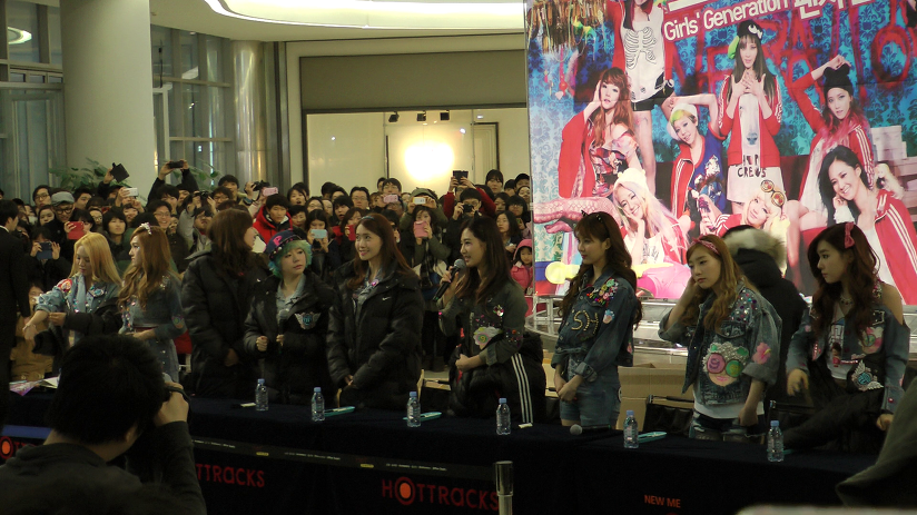 [PIC][26-01-2013]SNSD xuất hiện tại buổi ký tên cho fan hâm mộ vào tối nay 242F16475103E8E4210609