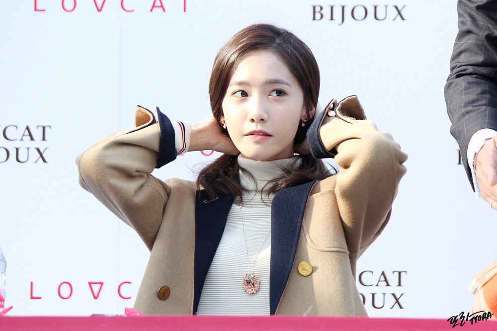 [PIC][24-10-2015]YoonA tham dự buổi fansign cho thương hiệu "LOVCAT" vào chiều nay - Page 6 243FEA47565AF0081EAE61