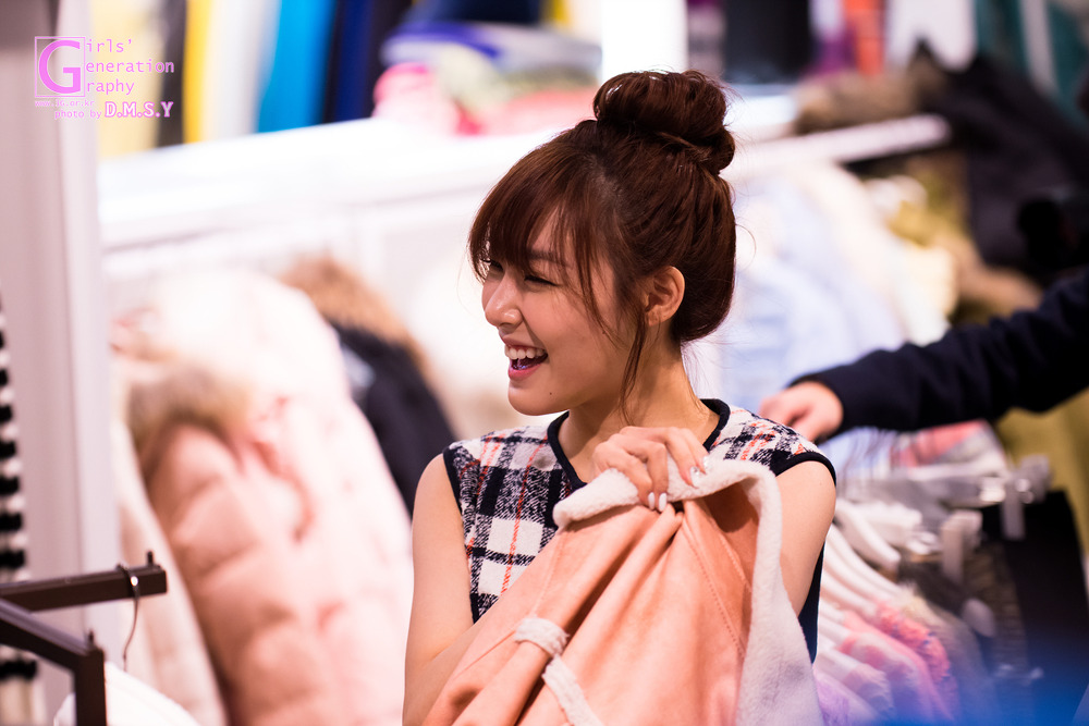 [PIC][28-11-2013]Tiffany ghé thăm cửa hàng "QUA" ở Hyundai Department Store vào trưa nay 2476183A5297453E3206BE
