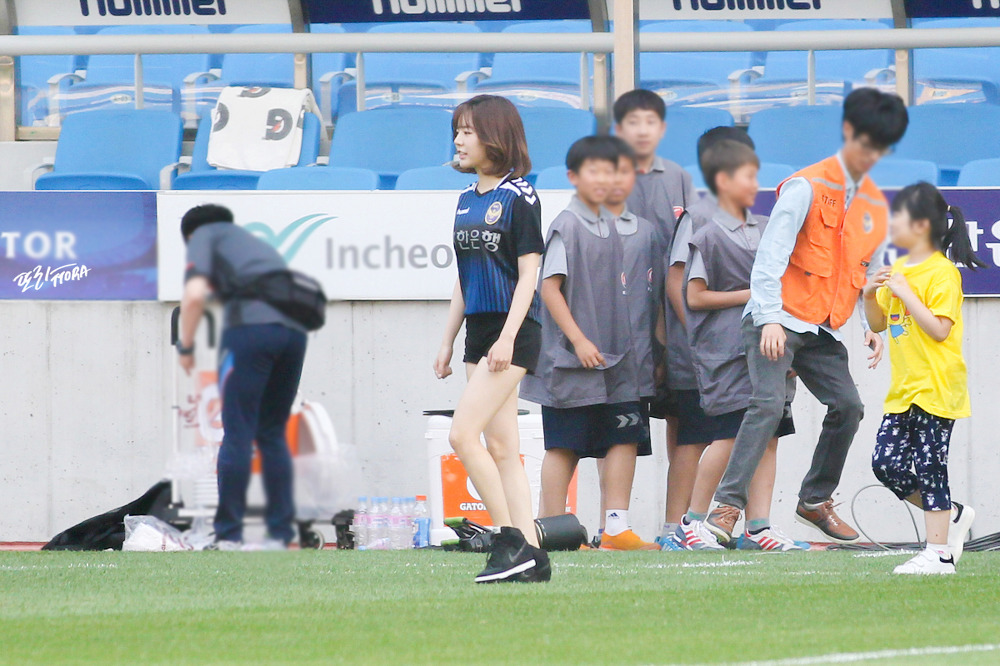 [PIC][22-05-2016]Sunny tham dự sự kiện "Shinhan Bank Vietnam & Korea Festival"  tại SVĐ Incheon Football Stadium vào hôm nay 26061D36577CEA210BAAE6