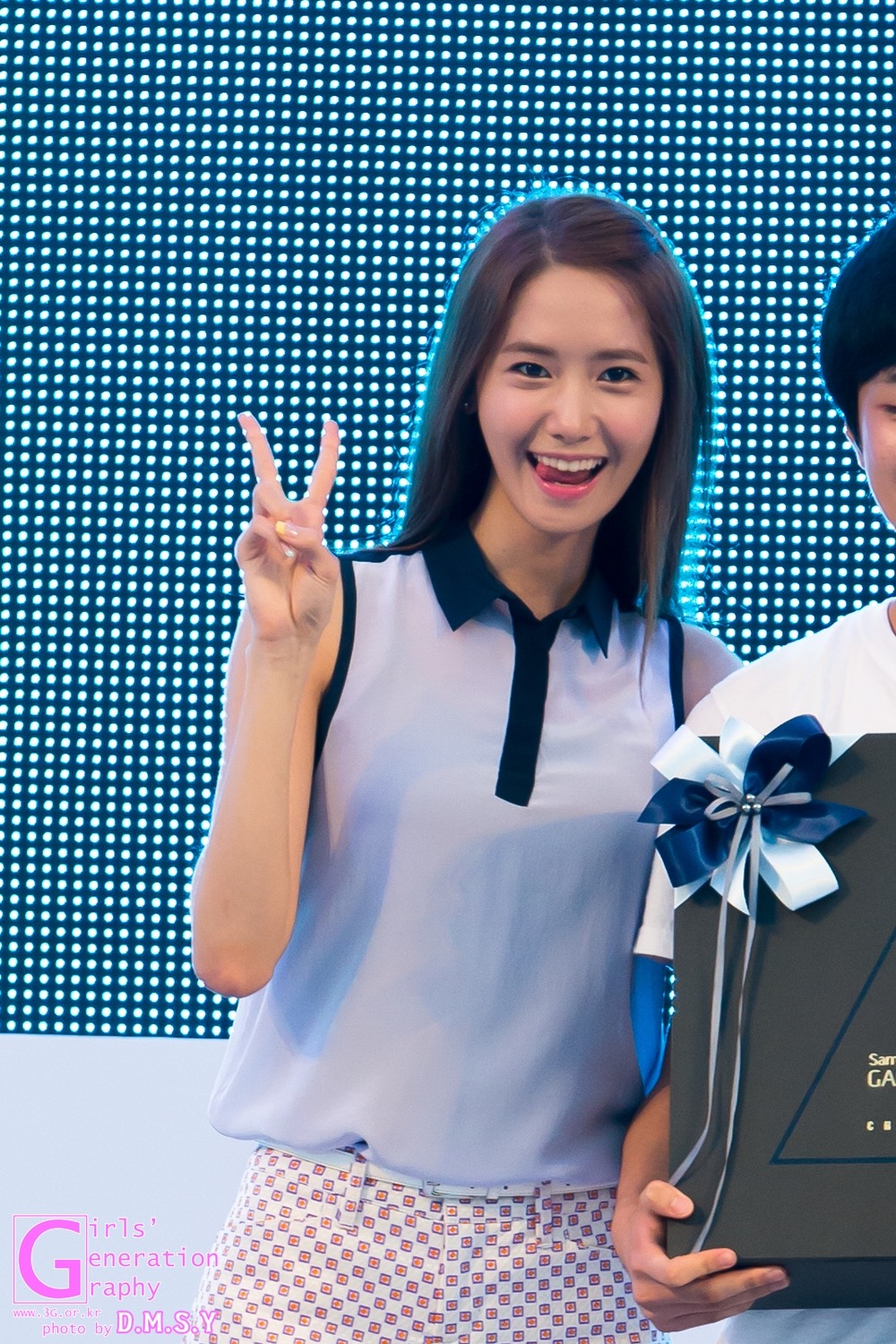 [PIC][29-07-2013]YoonA xuất hiện tại sự kiện SKT ở "Changwon Mechanical High School" cùng SHINee MinHo vào chiều nay  - Page 2 2625E541521D7251306E89