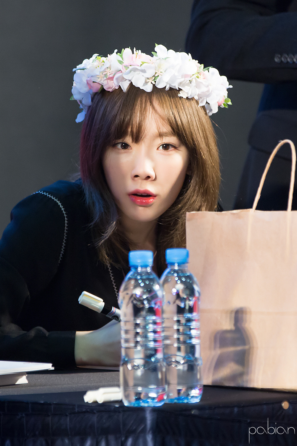 [PIC][18-11-2016]TaeYeon khởi hành đi Busan để tham dự buổi Fansign cho thương hiệu "Sword & Magic" vào hôm nay - Page 3 26302248582ED5F20F5D40