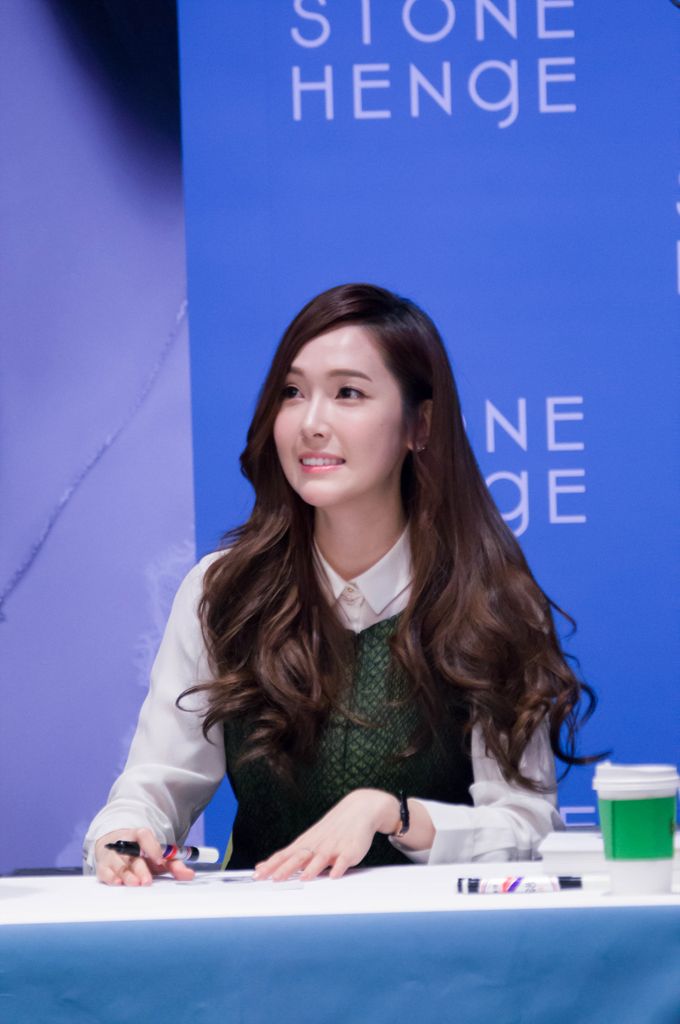 [PIC][01-12-2013]Jessica xuất hiện tại buổi fansign thứ 2 cho thương hiệu "STONEHENgE" vào trưa nay - Page 2 270D7D4D529C60B4342E03