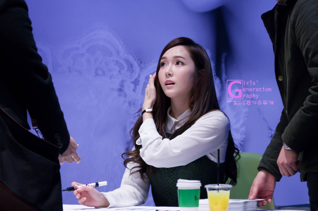 [PIC][01-12-2013]Jessica xuất hiện tại buổi fansign thứ 2 cho thương hiệu "STONEHENgE" vào trưa nay - Page 2 2725F04D529C60B32AB7C2