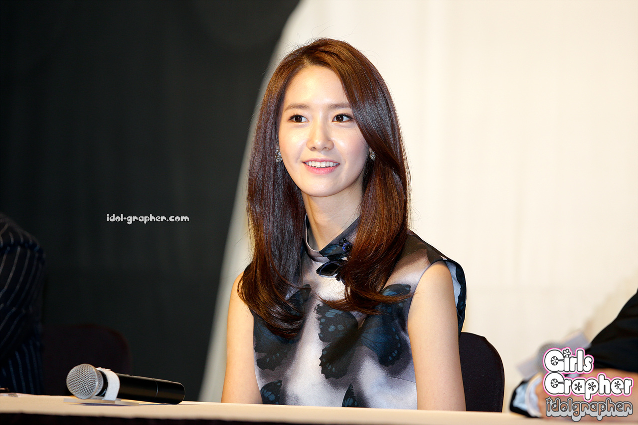 [PIC][04-12-2013]YoonA xuất hiện tại buổi họp báo bộ phim "Prime Minister Is Dating" vào trưa nay - Page 3 274ECF4852ADA043182AF4