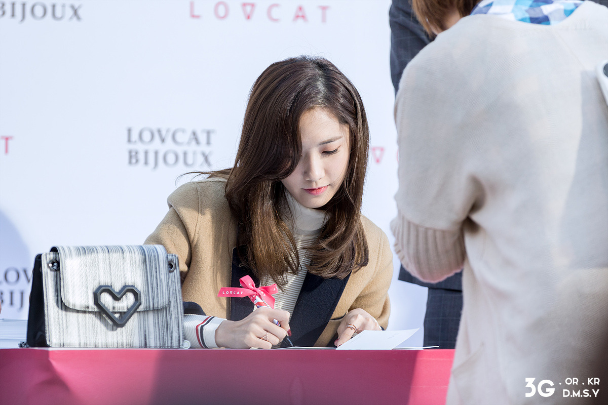 [PIC][24-10-2015]YoonA tham dự buổi fansign cho thương hiệu "LOVCAT" vào chiều nay - Page 6 2775F04556383ED40E06D6
