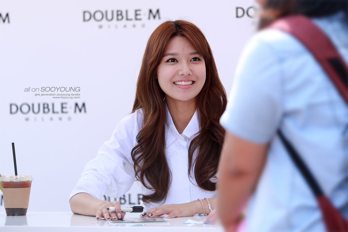 [PIC][08-09-2013]SooYoung xuất hiện tại buổi fansign thứ 4 cho thương hiệu "Double M" vào trưa nay   210CA23C522C4213183ED5