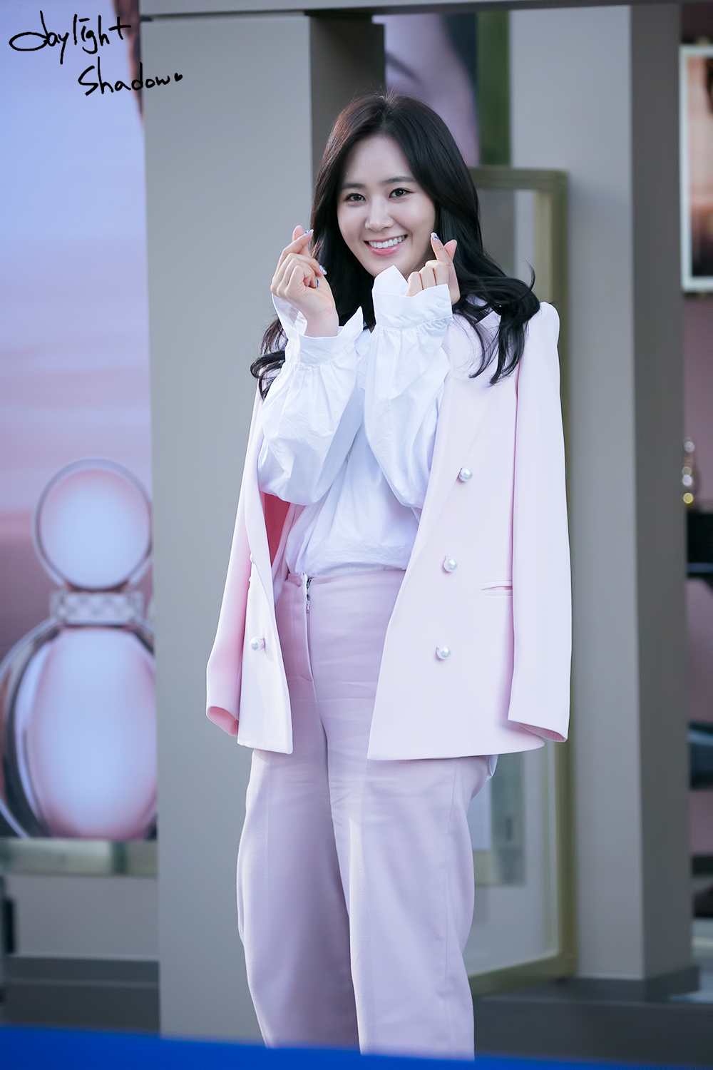[PIC][09-10-2016]Yuri tham dự buổi Fansign thứ 2 cho thương hiệu nước hoa "BVLGARI Rose Goldea" tại Myeongdong Lotte Duty Free vào chiều nay - Page 4 211418375871176E423E0B