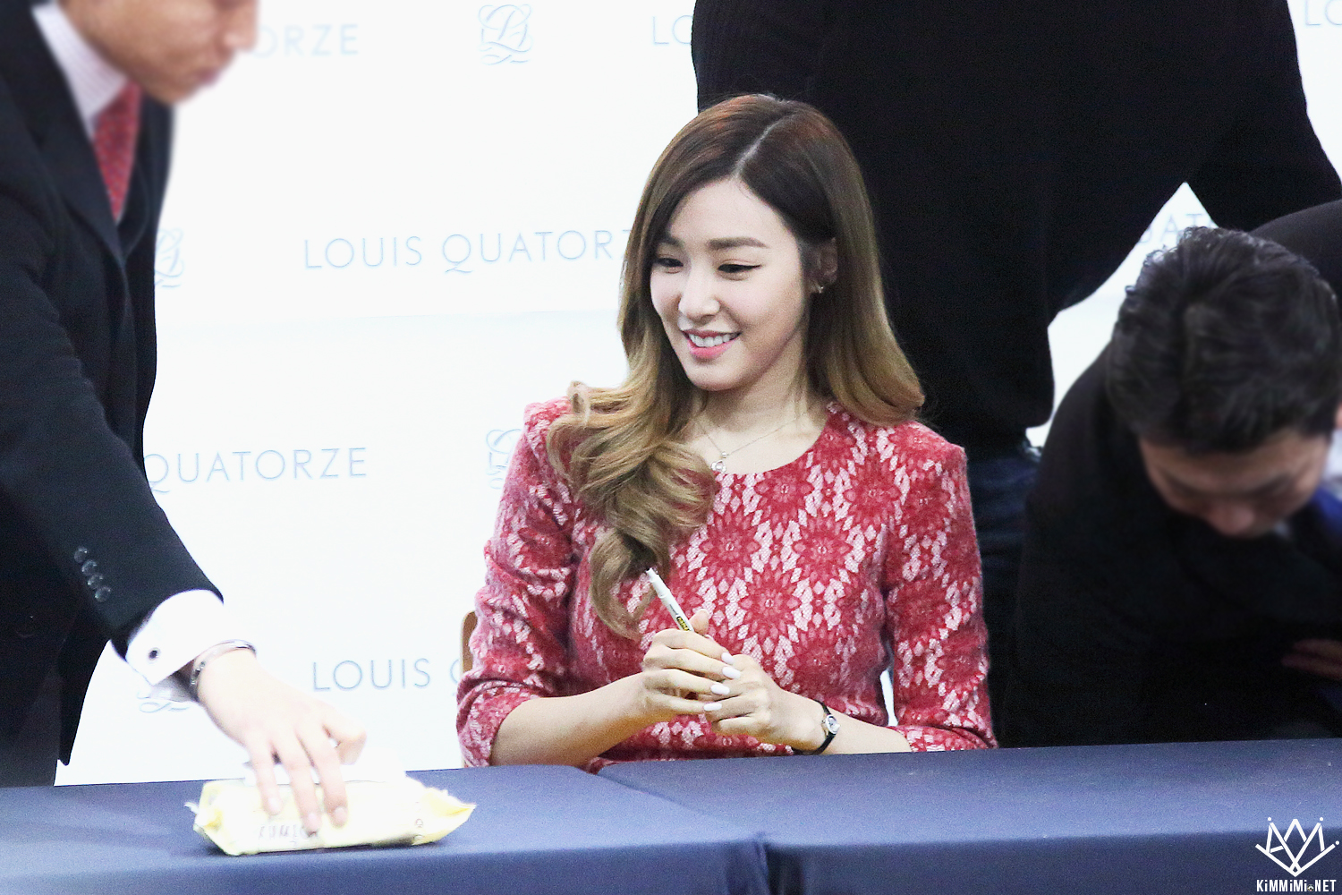 [PIC][27-11-2015]TaeTiSeo tham dự buổi Fansign cho thương hiệu "Louis Quartoze" tại Lotte Department Store Busan vào chiều nay - Page 6 2125303A56A75B7516589F