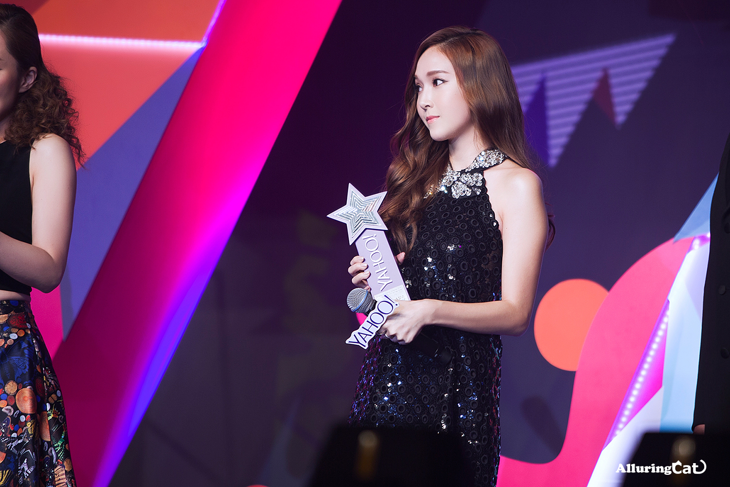 [PIC][07-12-2014]Jessica khởi hành đi Hồng Kông để tham dự "Yahoo Asia Buzz Award 2014" vào sáng nay - Page 3 2144594F54B514740BE70F