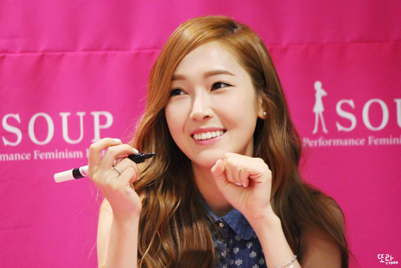 [PIC][14-06-2014]Jessica tham dự buổi fansign lần 2 cho thương hiệu "SOUP" vào trưa nay 216F364853AA8CAF3346DD