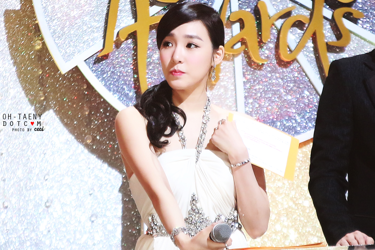 [PIC][16-01-2014]Hình ảnh từ "JTBC 28th Golden Disk Award" của MC TaeYeon và Tiffany vào tối nay + SNSD giành chiến thắng với 2 giải thưởng - Page 3 2243184852DD04BE3123E5