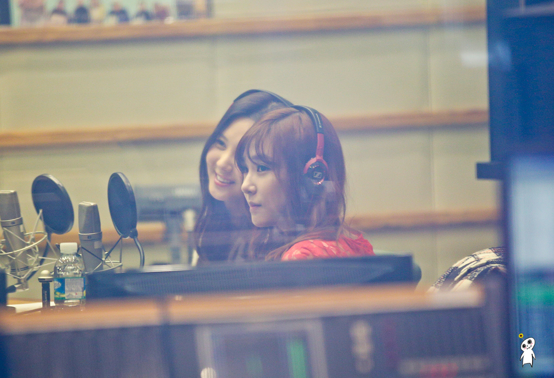 [PIC][29-10-2013]SeoHyun và Tiffany xuất hiện tại "KBS Cool FM Radio Jo JungChi & Harim 2 o'clock" vào trưa nay 2263AD3B5278465E311D87
