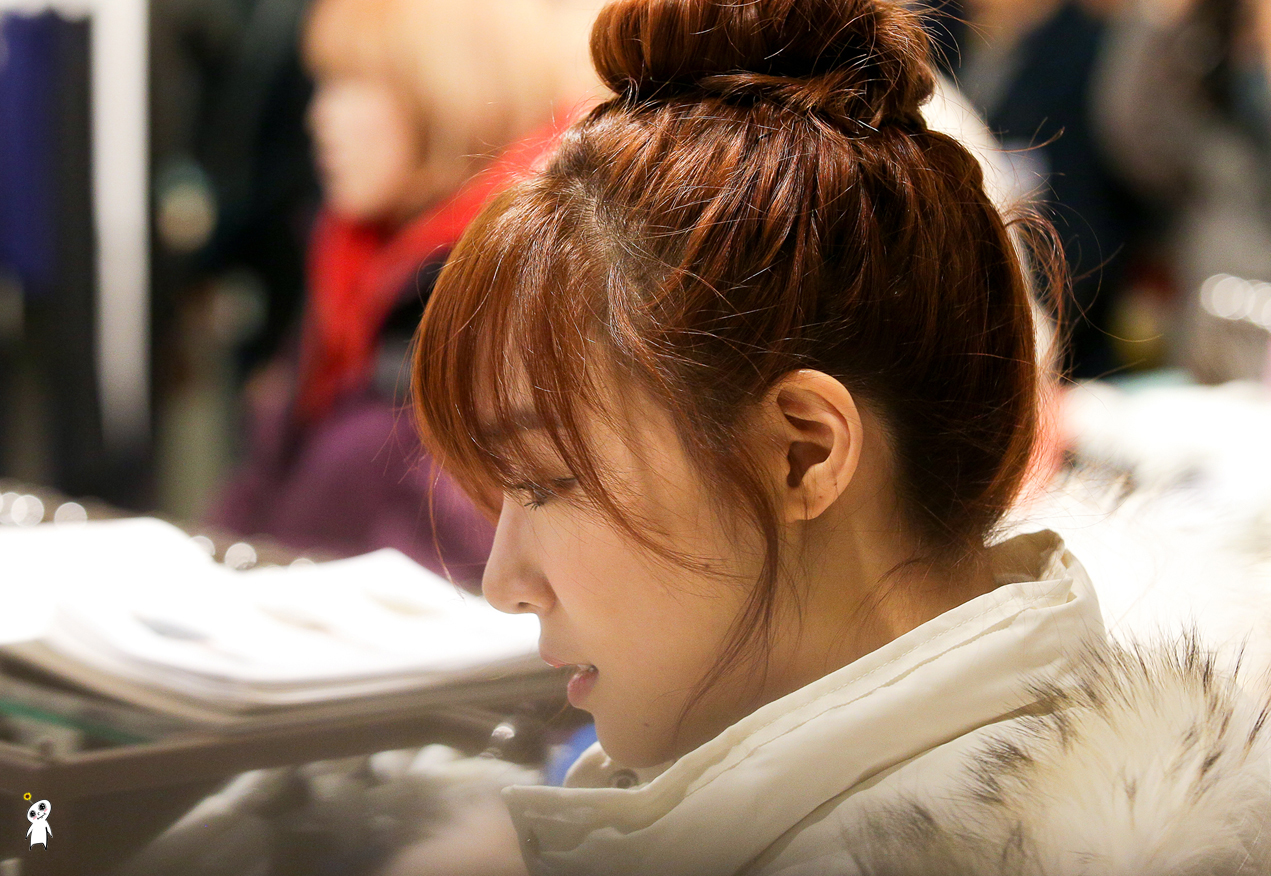 [PIC][28-11-2013]Tiffany ghé thăm cửa hàng "QUA" ở Hyundai Department Store vào trưa nay - Page 2 2344223D52980C8612A1B1