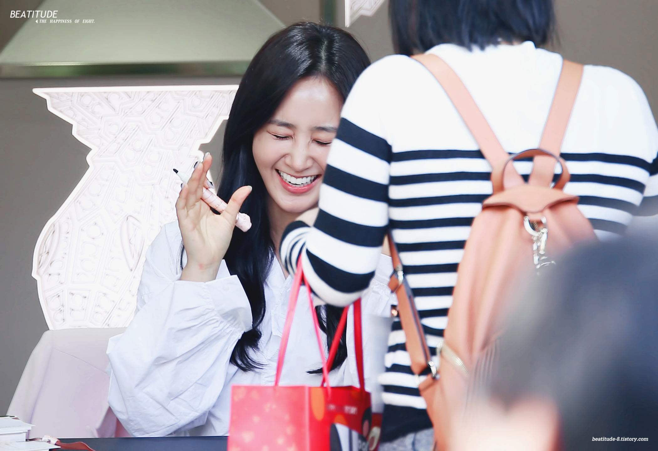 [PIC][09-10-2016]Yuri tham dự buổi Fansign thứ 2 cho thương hiệu nước hoa "BVLGARI Rose Goldea" tại Myeongdong Lotte Duty Free vào chiều nay - Page 3 235CB04B57FCF9E5323433