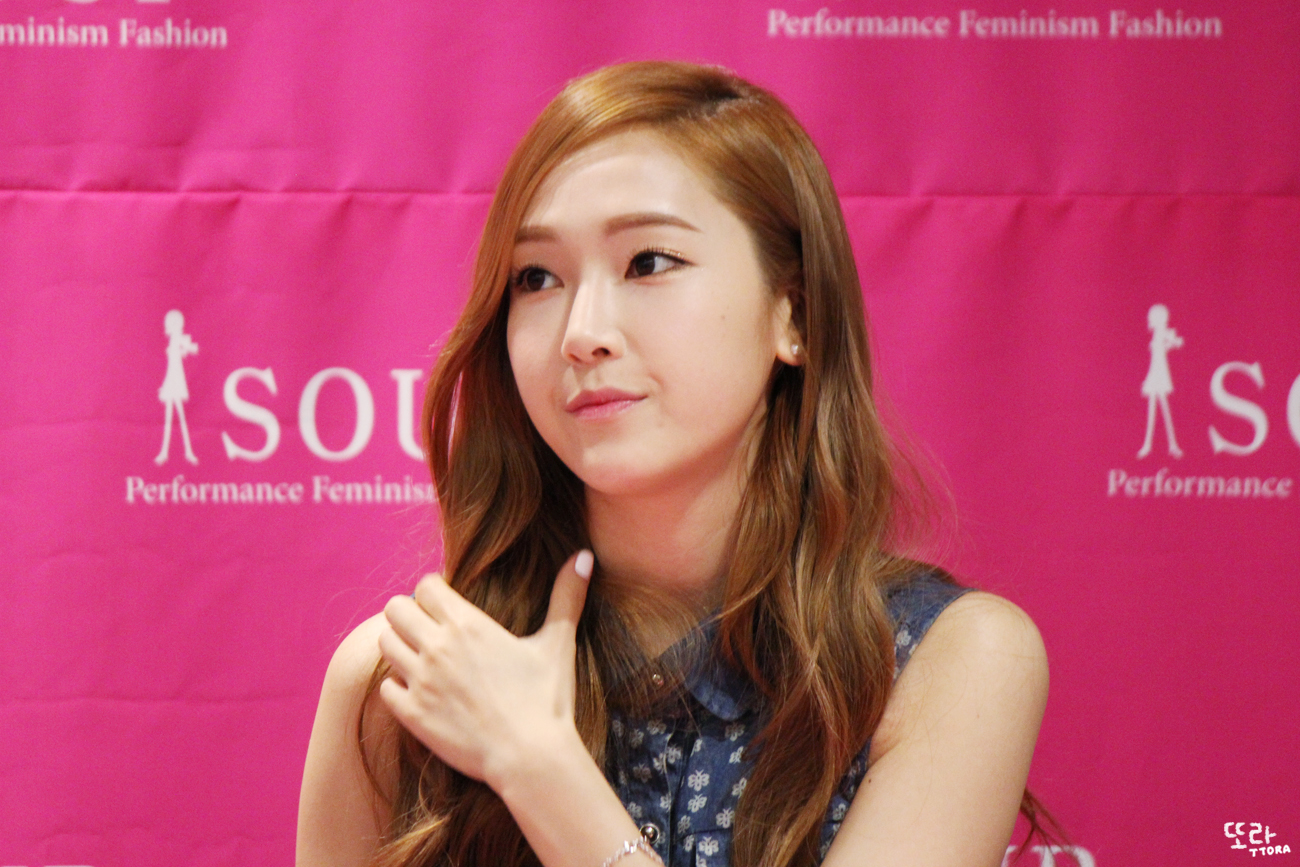 [PIC][14-06-2014]Jessica tham dự buổi fansign lần 2 cho thương hiệu "SOUP" vào trưa nay 237BB54853AA8CA81A63FF