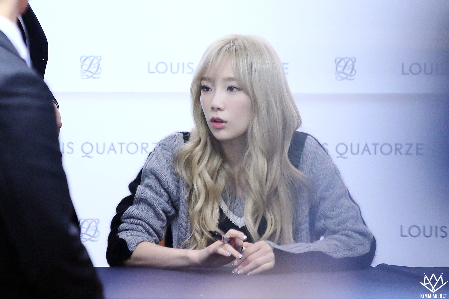 [PIC][27-11-2015]TaeTiSeo tham dự buổi Fansign cho thương hiệu "Louis Quartoze" tại Lotte Department Store Busan vào chiều nay - Page 6 2514D03956A758A2346706