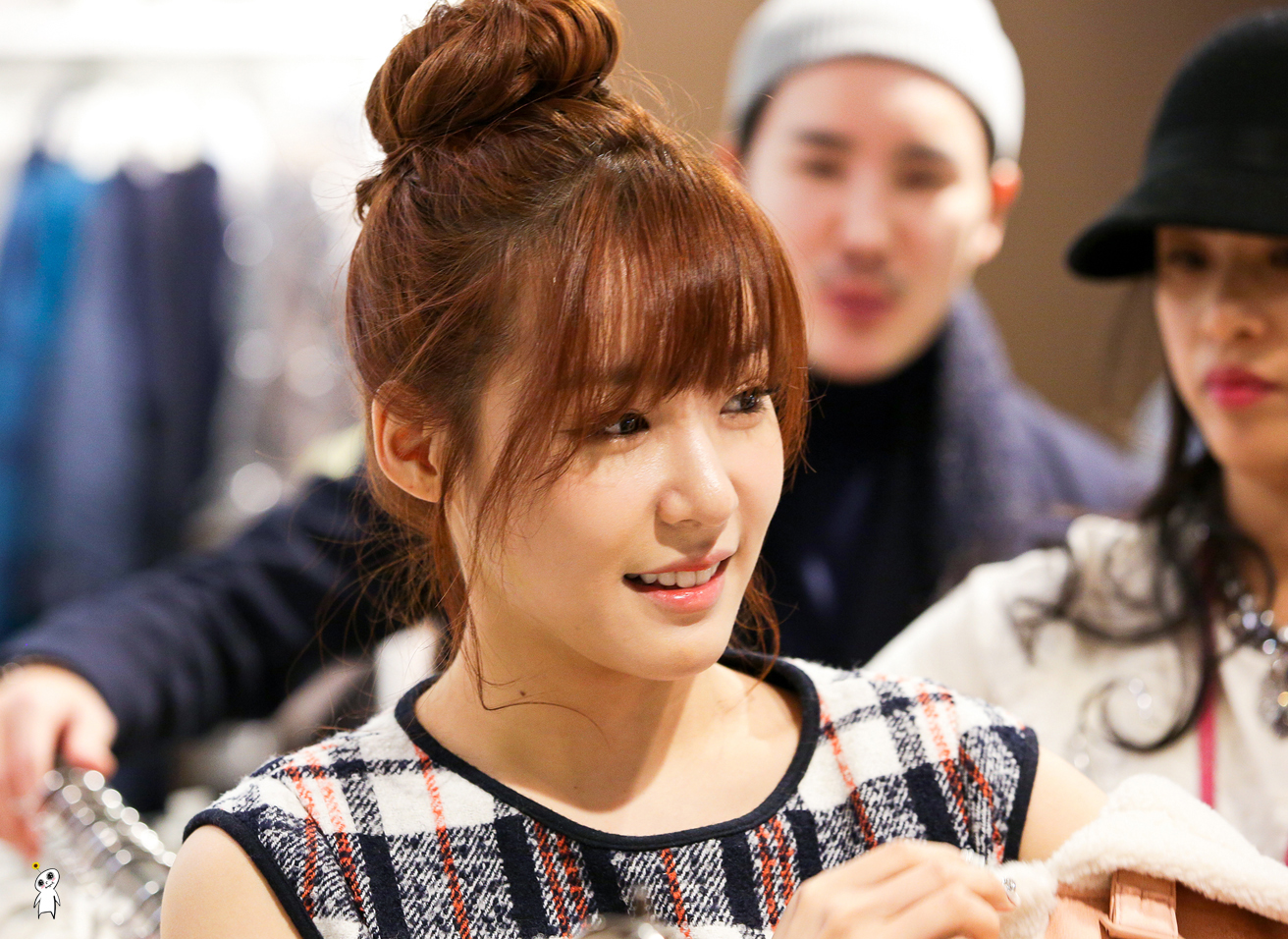 [PIC][28-11-2013]Tiffany ghé thăm cửa hàng "QUA" ở Hyundai Department Store vào trưa nay - Page 3 2531C64152980C982F9ADB