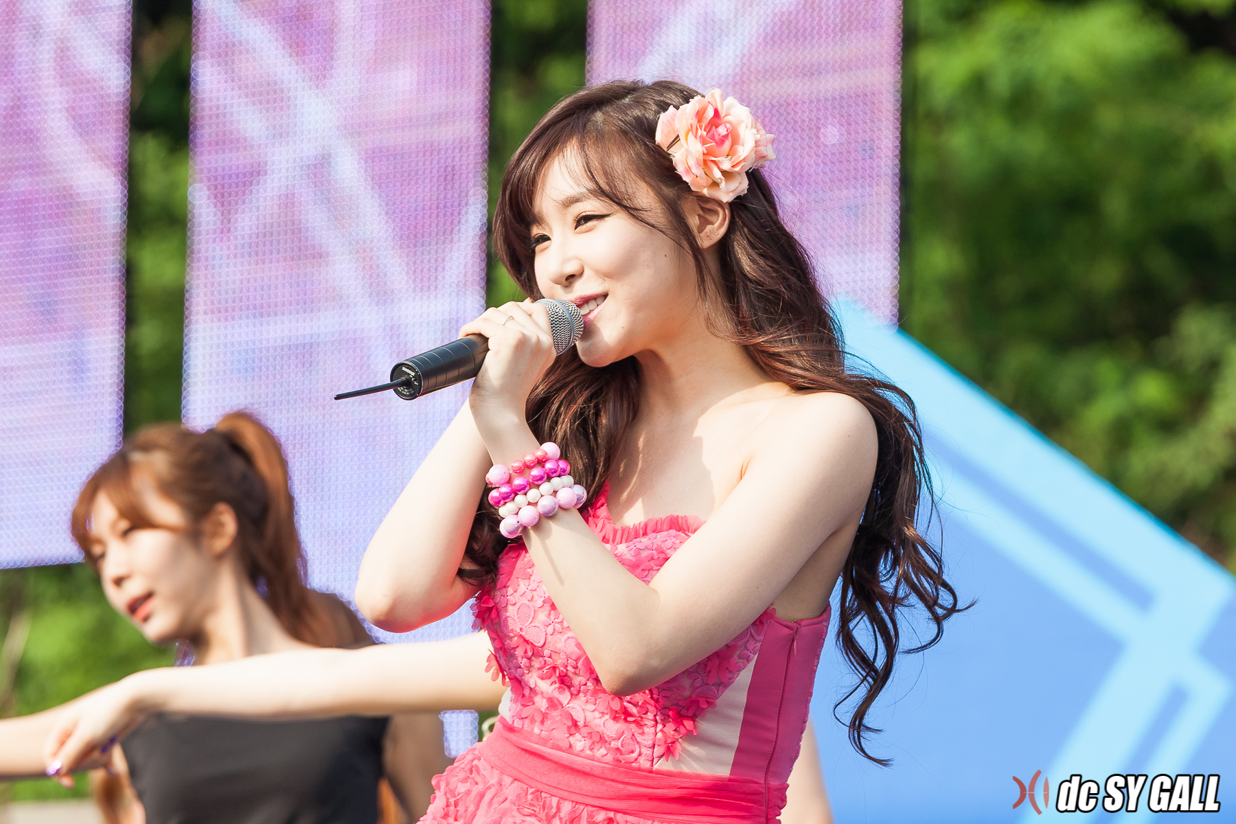 [PIC][25-05-2013]TaeTiSeo biểu diễn tại "Kyungbok Alumni Festival" ở trường THPT Kyungbok vào chiều nay - Page 9 253F5333522DD44035E37D