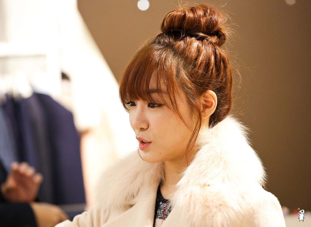 [PIC][28-11-2013]Tiffany ghé thăm cửa hàng "QUA" ở Hyundai Department Store vào trưa nay - Page 3 2743304152980C952BD703