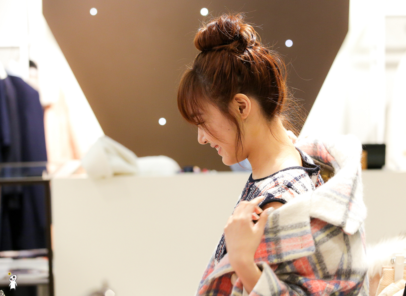 [PIC][28-11-2013]Tiffany ghé thăm cửa hàng "QUA" ở Hyundai Department Store vào trưa nay - Page 3 274EB44152980C920724C9